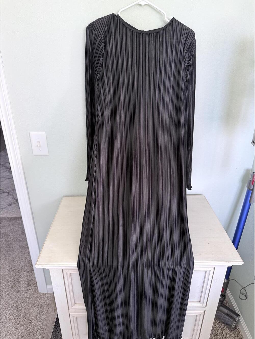 Elegant Black Pleated Long Sleeve Maxi Dress